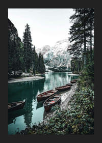 Paisaje fotográfico con barcas de remos junto al lago y las montañas.-5