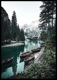 Fotografiskt landskap med roddbåtar vid sjökant och fjäll-6