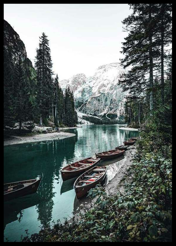 Fotografiskt landskap med roddbåtar vid sjökant och fjäll-12