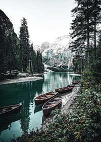 Fotografiskt landskap med roddbåtar vid sjökant och fjäll-7