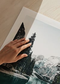 Fotografiskt landskap med roddbåtar vid sjökant och fjäll-9