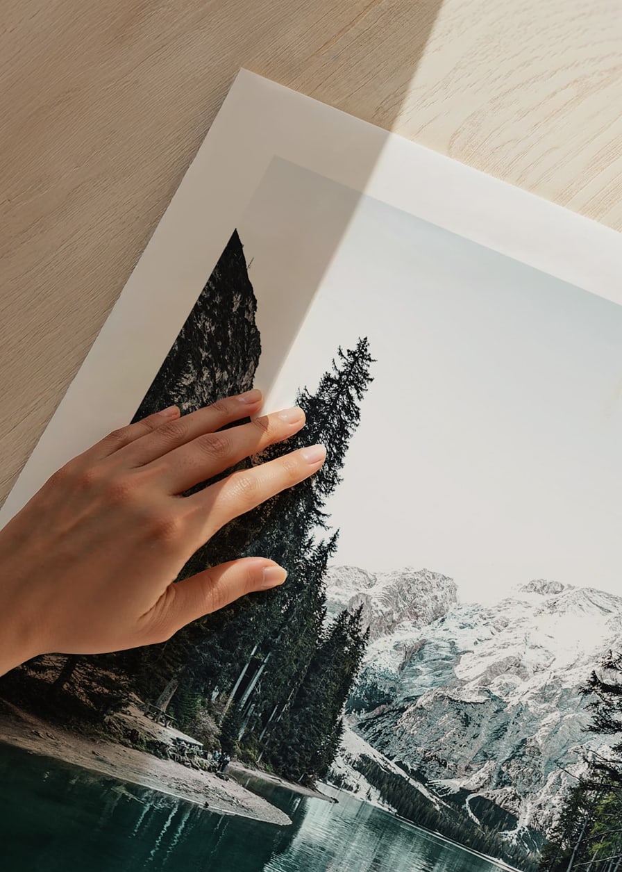Fotografiskt landskap med roddbåtar vid sjökant och fjäll-12