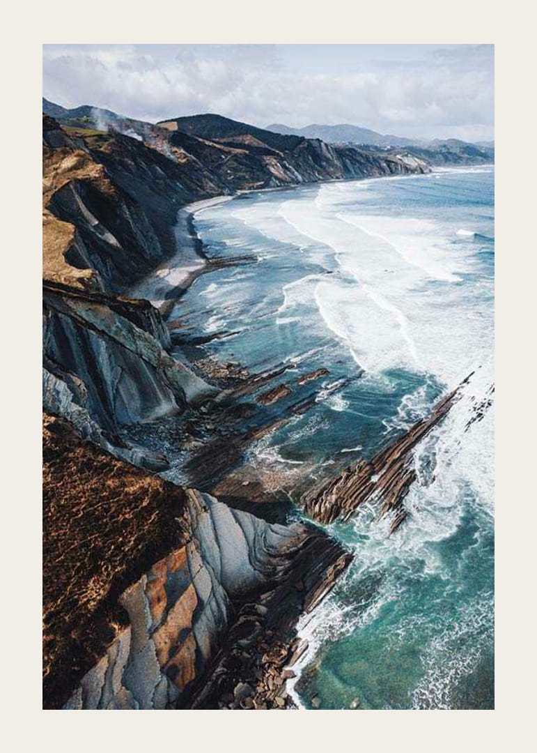 Paesaggio costiero fotografico con scogliere e mare blu-12