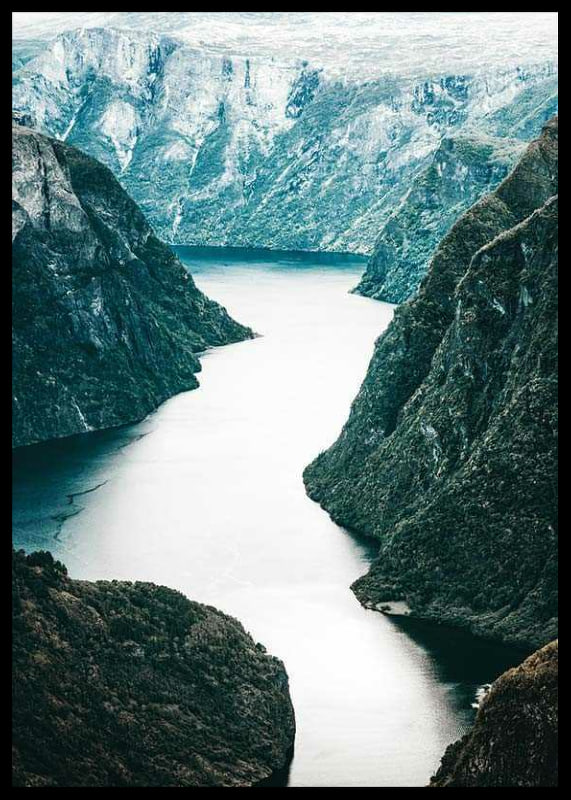 Fotografiskt fjordlandskap med branta berg och blå toner-12