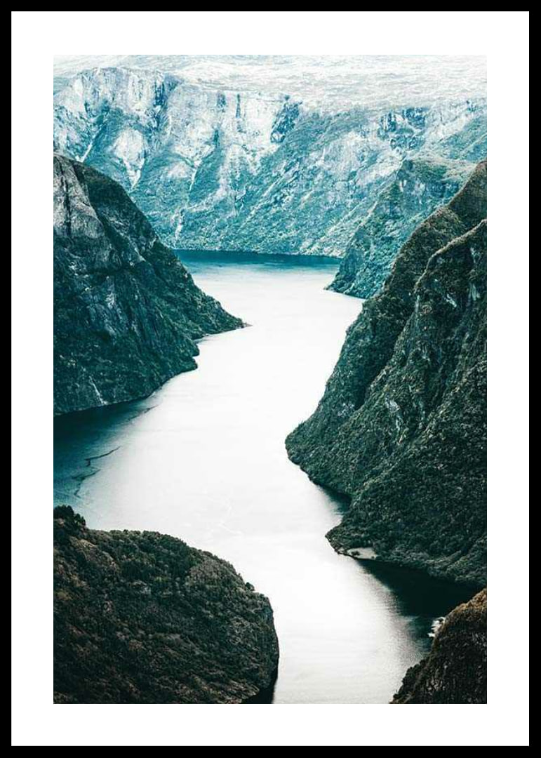Fotografiskt fjordlandskap med branta berg och blå toner-12