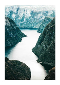 Fotografiskt fjordlandskap med branta berg och blå toner-1