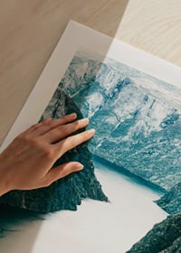 Fotografiskt fjordlandskap med branta berg och blå toner-9
