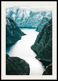 Fotografiskt fjordlandskap med branta berg och blå toner-2