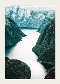 Fotografická fjordová krajina so strmými horami a modrými tónmi-3