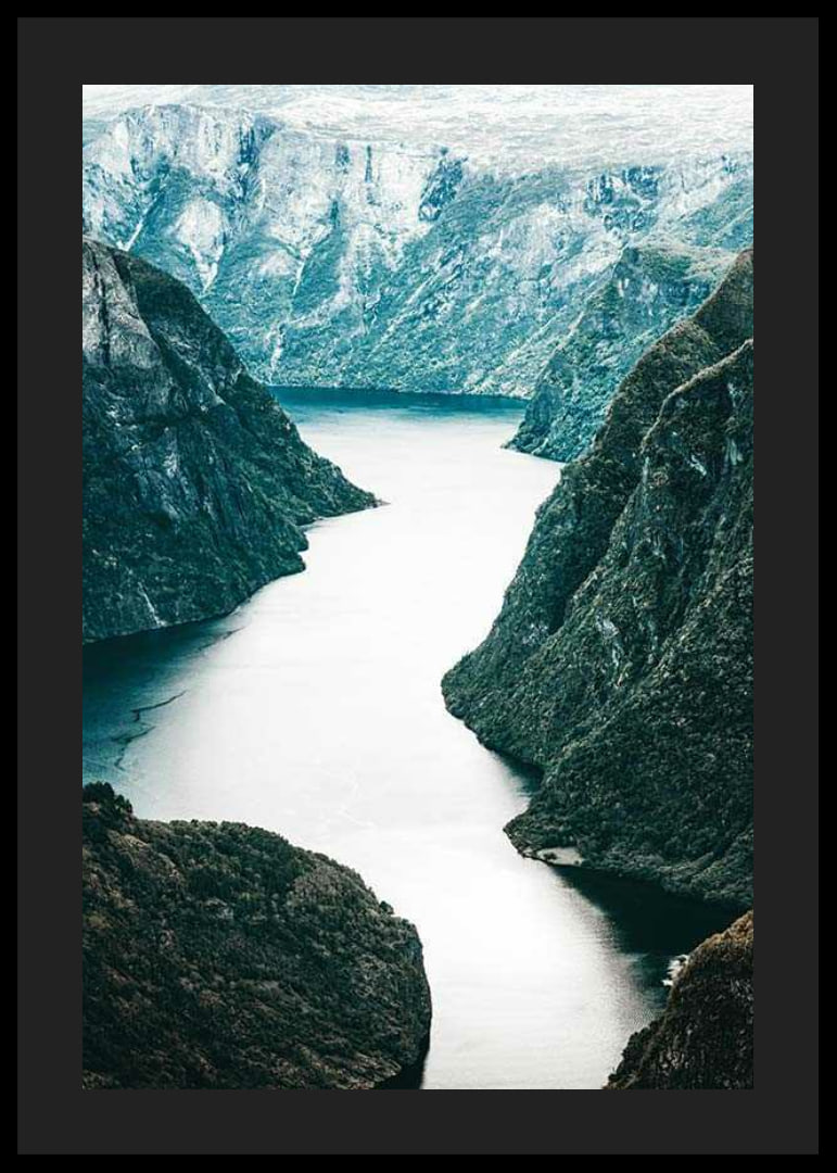 Fotografiskt fjordlandskap med branta berg och blå toner-12