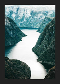 Fotografiskt fjordlandskap med branta berg och blå toner-5