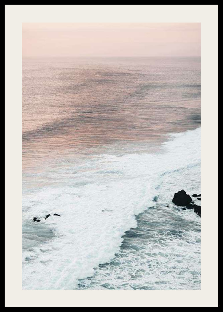Photographie de vagues de l'océan contre des rochers côtiers dans des tons roses doux-12