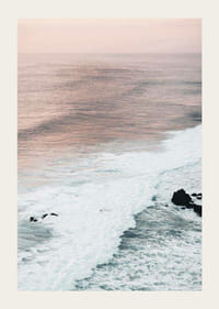 Photographie de vagues de l'océan contre des rochers côtiers dans des tons roses doux-3