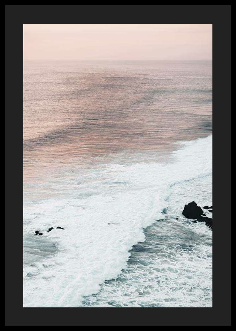 Photographie de vagues de l'océan contre des rochers côtiers dans des tons roses doux-12