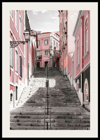 Fénykép egy meredek lépcsőről, amelyet rózsaszín házak vesznek körül Lisszabonban-2