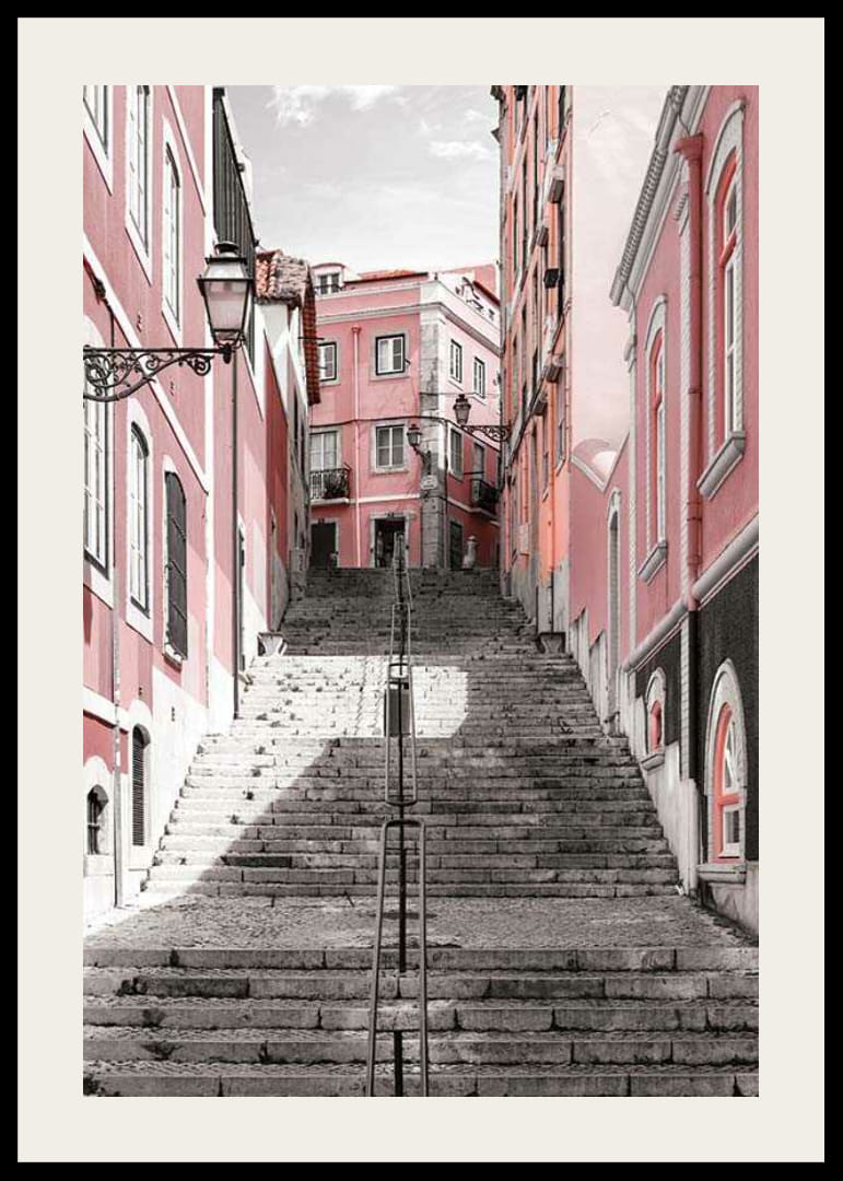 Fénykép egy meredek lépcsőről, amelyet rózsaszín házak vesznek körül Lisszabonban-12