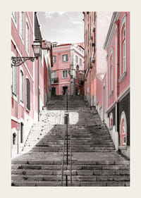 Fénykép egy meredek lépcsőről, amelyet rózsaszín házak vesznek körül Lisszabonban-3