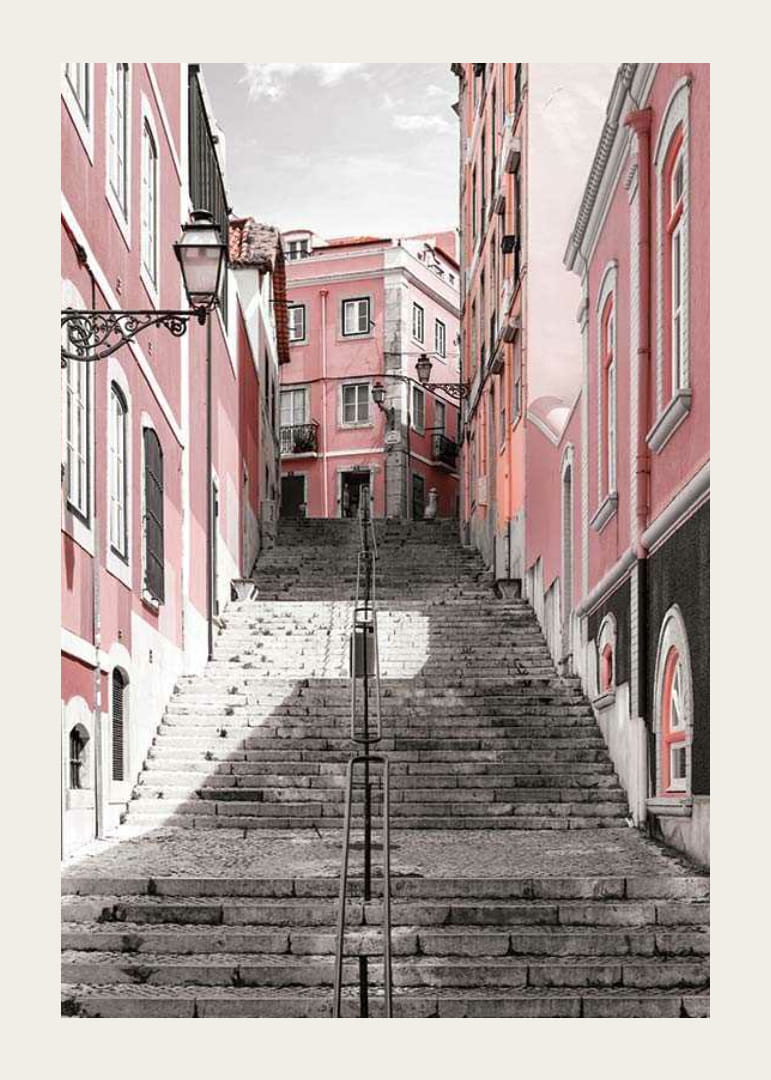 Fénykép egy meredek lépcsőről, amelyet rózsaszín házak vesznek körül Lisszabonban-12