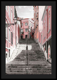 Fénykép egy meredek lépcsőről, amelyet rózsaszín házak vesznek körül Lisszabonban-4