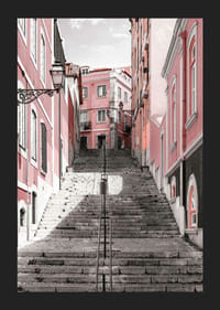 Fénykép egy meredek lépcsőről, amelyet rózsaszín házak vesznek körül Lisszabonban-5