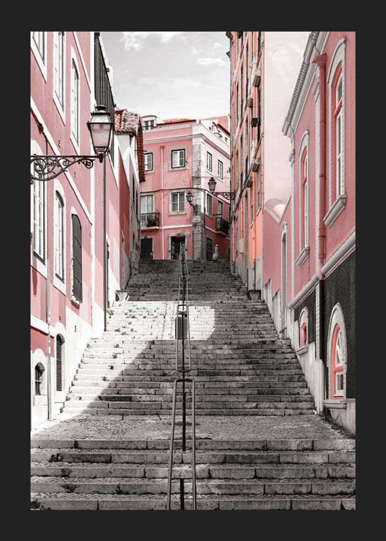 Fénykép egy meredek lépcsőről, amelyet rózsaszín házak vesznek körül Lisszabonban-12