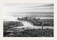 Svartvit flygbild över Manhattan med broar och skyskrapor-3