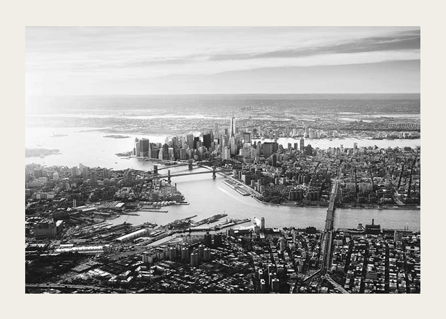 Svartvit flygbild över Manhattan med broar och skyskrapor-12