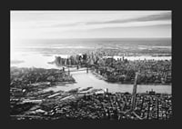 Svartvit flygbild över Manhattan med broar och skyskrapor-5