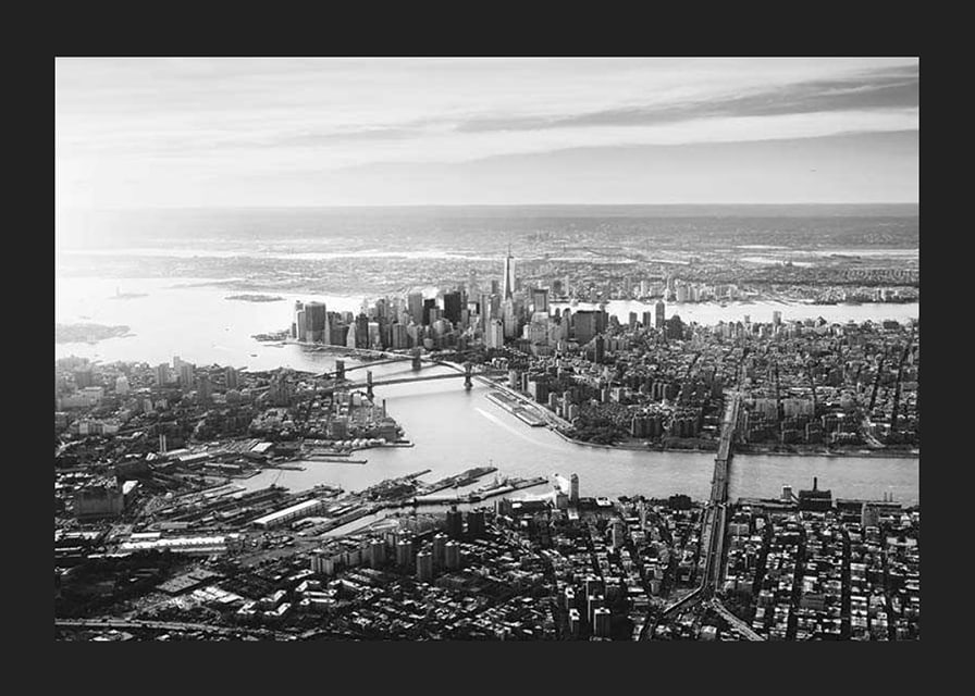 Svartvit flygbild över Manhattan med broar och skyskrapor-12