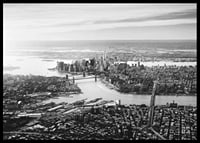 Svartvit flygbild över Manhattan med broar och skyskrapor-6