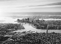 Svartvit flygbild över Manhattan med broar och skyskrapor-7
