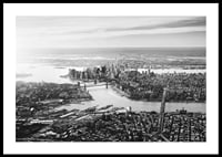 Svartvit flygbild över Manhattan med broar och skyskrapor-0
