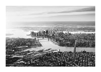 Svartvit flygbild över Manhattan med broar och skyskrapor-1