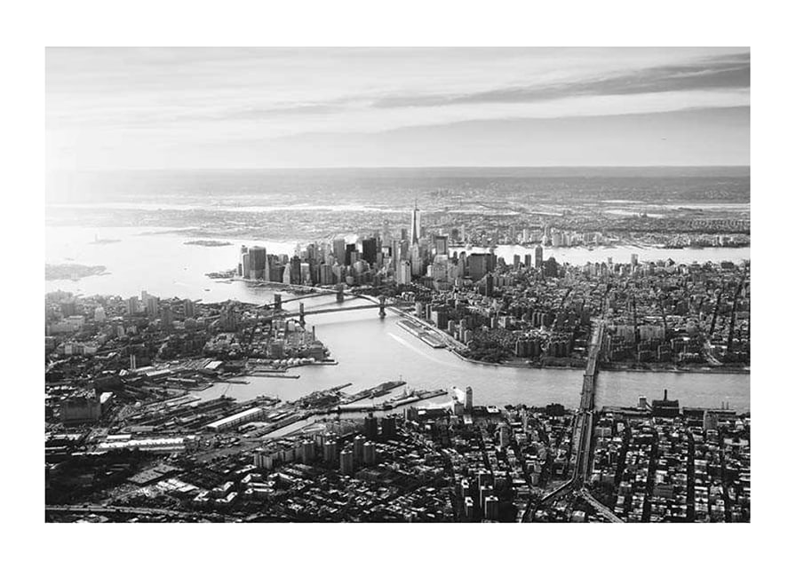 Svartvit flygbild över Manhattan med broar och skyskrapor-12