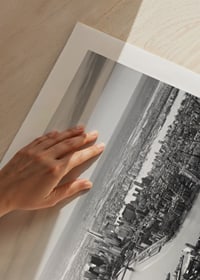 Svartvit flygbild över Manhattan med broar och skyskrapor-9