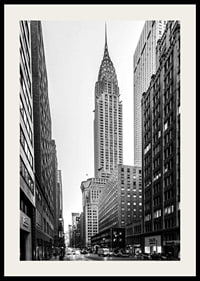 Svartvitt foto av Chrysler Building bland höga byggnader-2