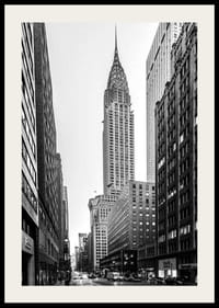 Foto in bianco e nero del Chrysler Building tra edifici alti-2