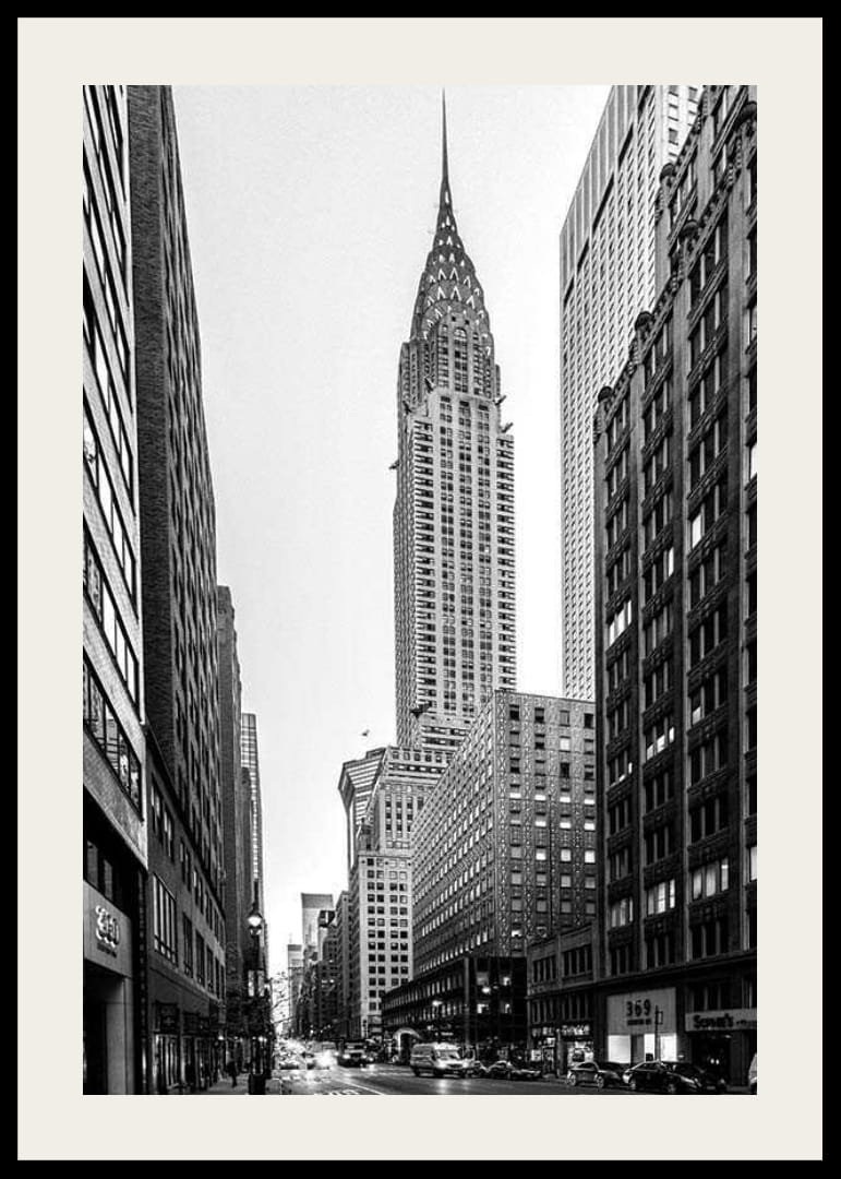 Foto in bianco e nero del Chrysler Building tra edifici alti-12