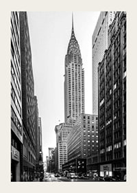 Svartvitt foto av Chrysler Building bland höga byggnader-3