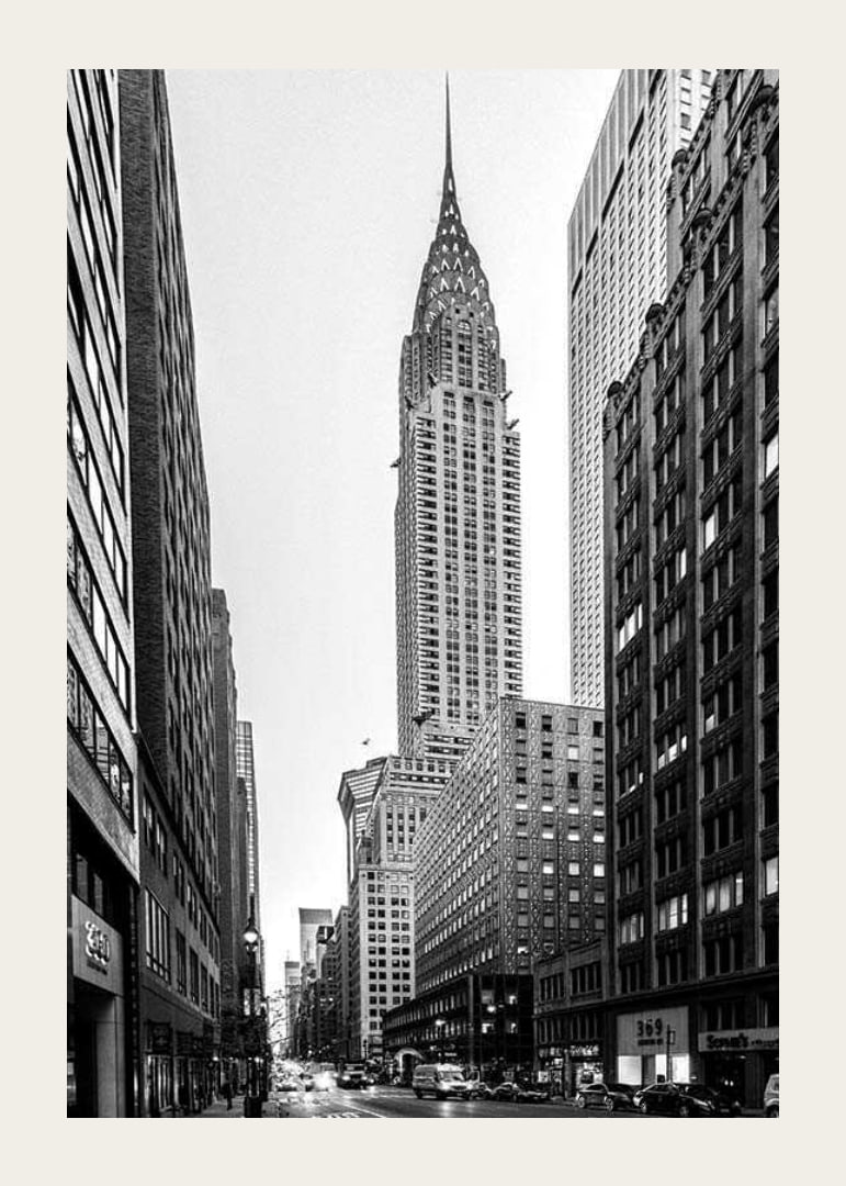 Svartvitt foto av Chrysler Building bland höga byggnader-12