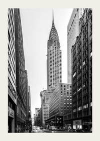 Foto in bianco e nero del Chrysler Building tra edifici alti-3