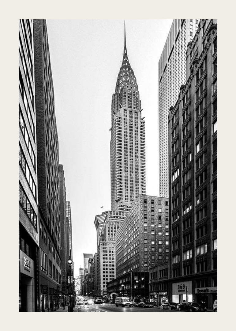 Foto in bianco e nero del Chrysler Building tra edifici alti-12