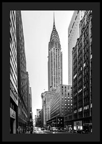 Svartvitt foto av Chrysler Building bland höga byggnader-4