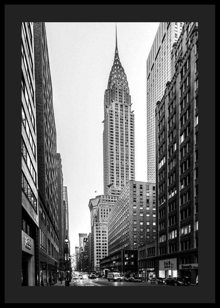 Svartvitt foto av Chrysler Building bland höga byggnader-12
