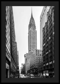 Foto in bianco e nero del Chrysler Building tra edifici alti-4