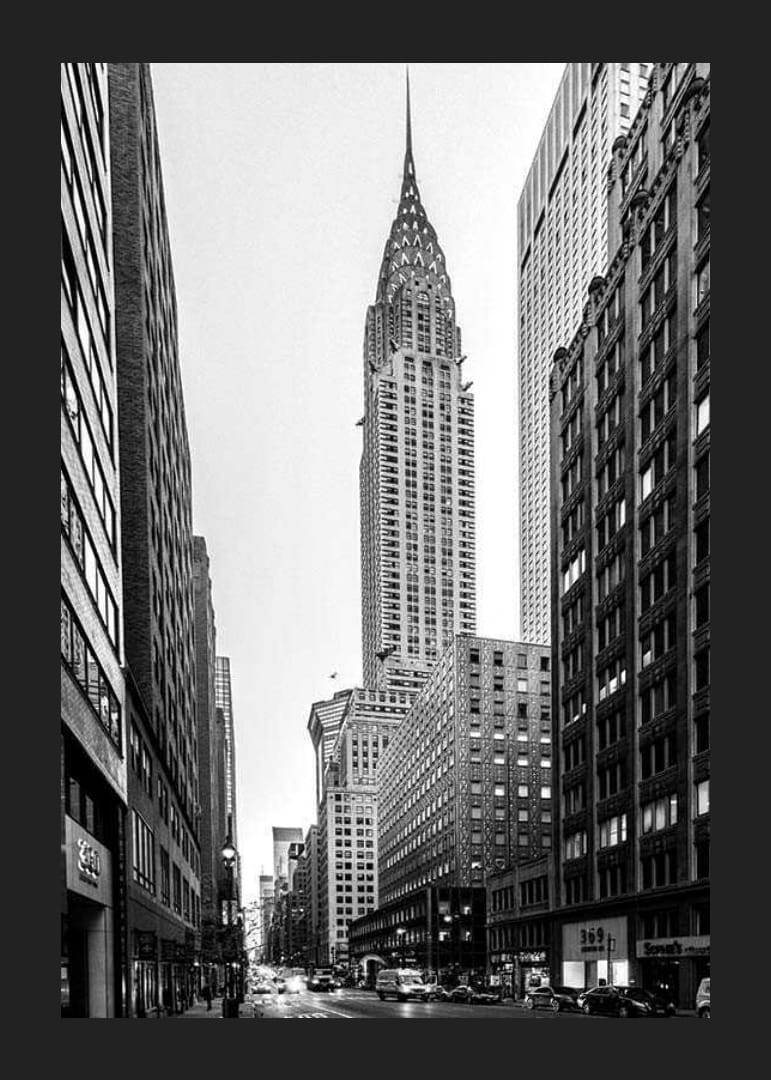 Foto in bianco e nero del Chrysler Building tra edifici alti-12