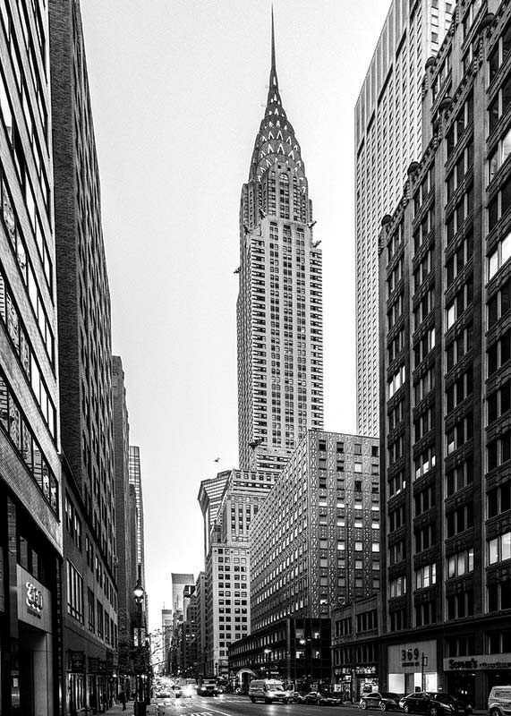 Svartvitt foto av Chrysler Building bland höga byggnader-12