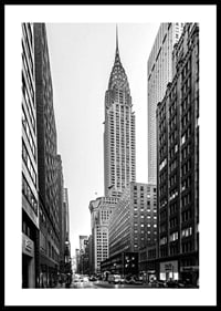 Svartvitt foto av Chrysler Building bland höga byggnader-0