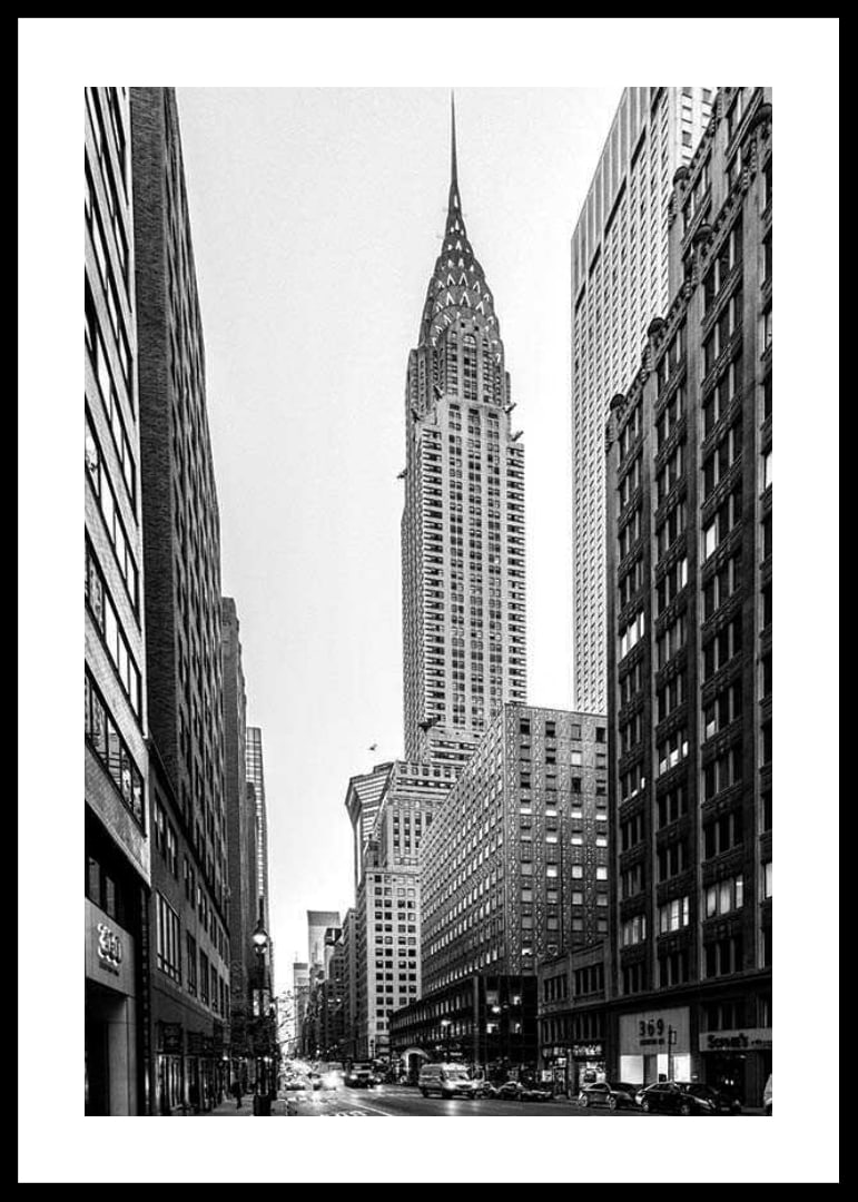 Svartvitt foto av Chrysler Building bland höga byggnader-12