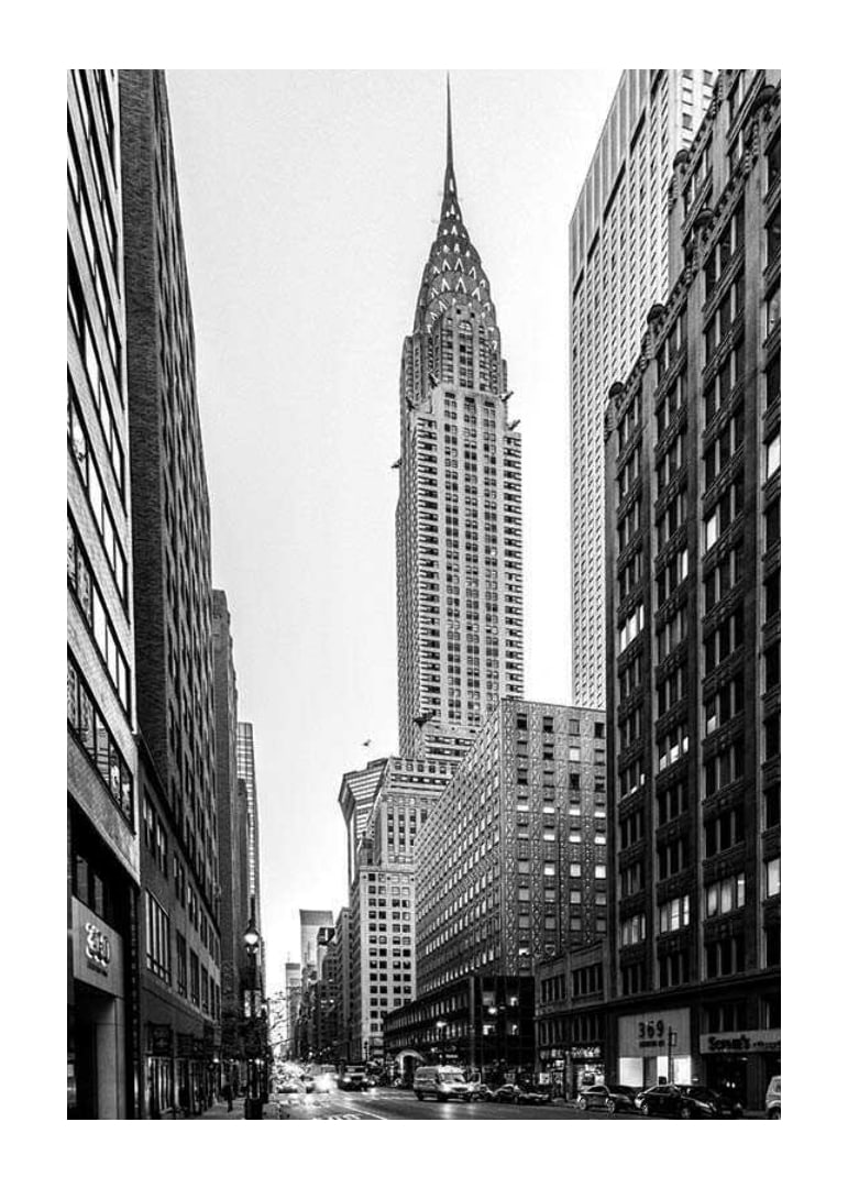 Svartvitt foto av Chrysler Building bland höga byggnader-12